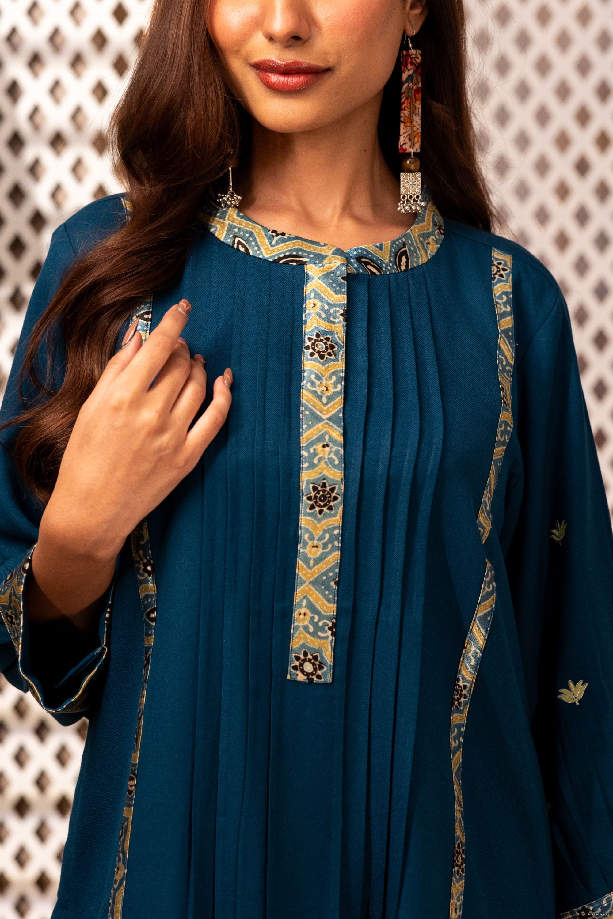 Aabroo Ajrak Kurta Set